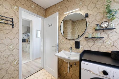 a bathroom with a sink and a mirror at Haus Flora Bianca in Albstadt