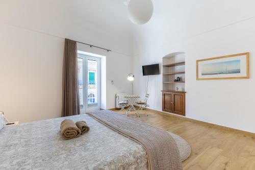a bedroom with a bed with a towel on it at Vico21 nel centro di Modica in Modica