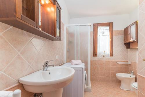 a bathroom with a sink and a toilet at Home Residence Barbara in San Teodoro