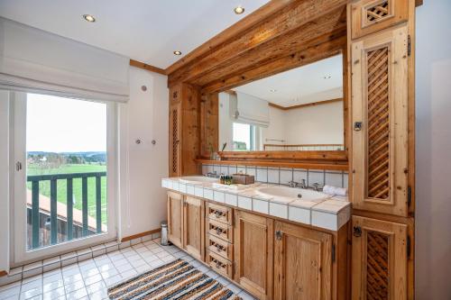 a bathroom with a sink and a window at Windhäusern5 in Wangen im Allgäu