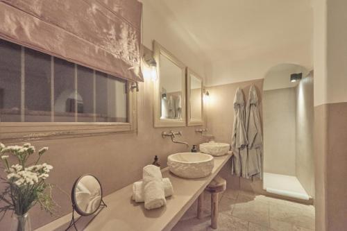 a bathroom with a sink and a mirror at Casa Penisula in Porto-Vecchio