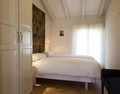 a bedroom with a white bed and a window at Gailupa in San Martín