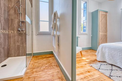a bathroom with a shower and a bed at Trois Clés Apartment 1 - 1 bed in Eymet