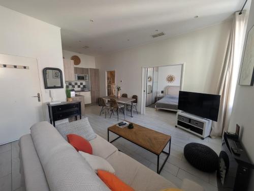 Rue Antibes- Modern - Central