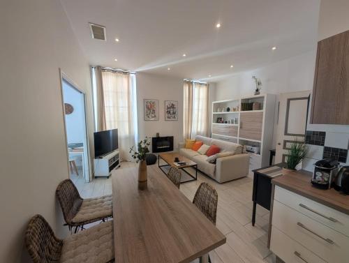 Rue Antibes- Modern - Central