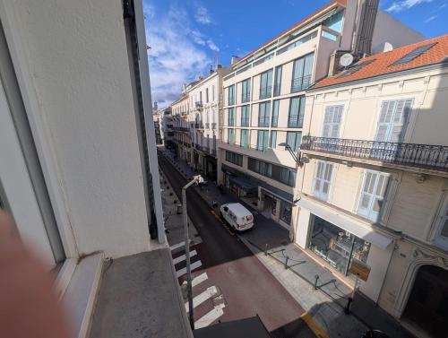Rue Antibes- Modern - Central