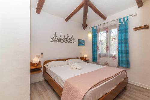 a bedroom with a bed and a window at Villa Maffy in Baja Sardinia