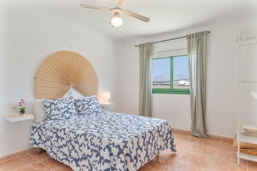 a bedroom with a bed and a window at Apartamento La Dehesa - Uga in Uga