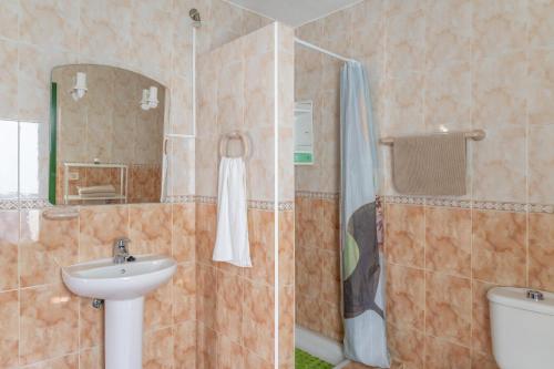 a bathroom with a sink and a shower at Apartamento La Dehesa - Uga in Uga