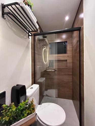a small bathroom with a toilet and a shower at Studio 01 JD Paulistano in Ribeirão Preto