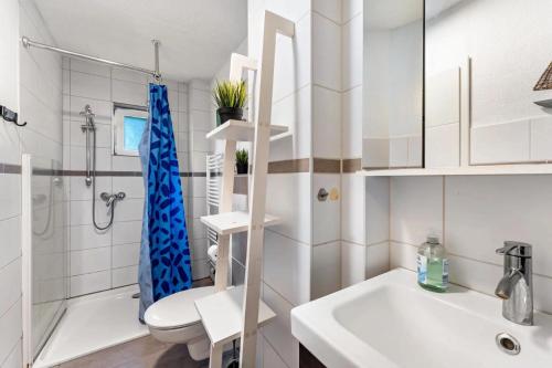 a bathroom with a toilet and a shower and a sink at Insel Koje 1-1 in Fehmarn