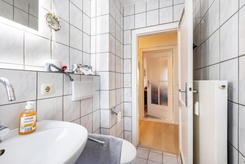 a white bathroom with a sink and a toilet at Wohnung Horsti in Timmendorfer Strand