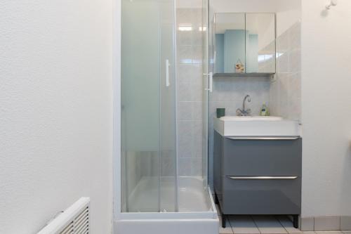 a bathroom with a shower and a sink at Le Sailing,parking, proche plage in Arzon