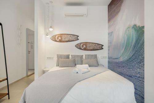 a bedroom with a bed with two towels on it at Apartamento Blue Wave 1 10 in Tarifa