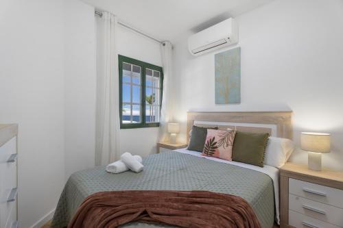 a small bedroom with a bed and a window at Apartamento Calecampo in Candelaria
