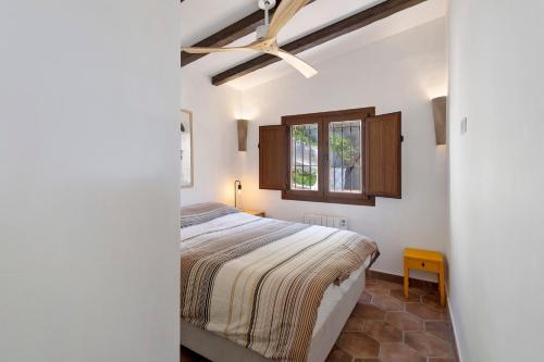 a bedroom with a bed and a window at Praga 2 in Pals