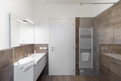 a bathroom with a white sink and a shower at Appartamenti Dama 1 in Bardolino