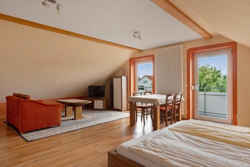 a bedroom with a bed and a table and chairs at Wein- Und Obstbau Rupp in Obersulm