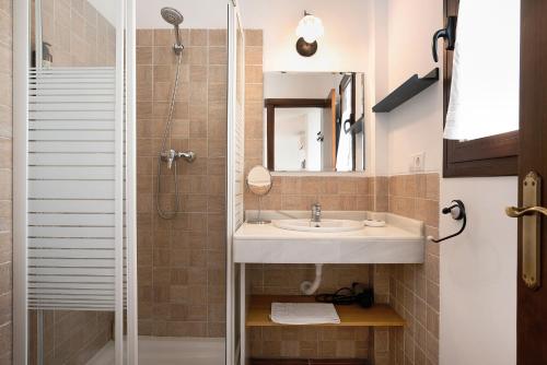 a bathroom with a sink and a shower at Cobijadas75 Corredera in Vejer de la Frontera
