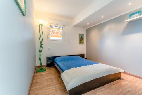 a small bedroom with a bed and a window at Gîte du Badassier in Blauvac