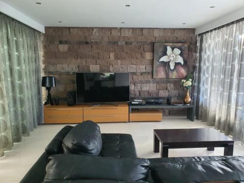 New 5-bedroom Villa Del Duque Beach