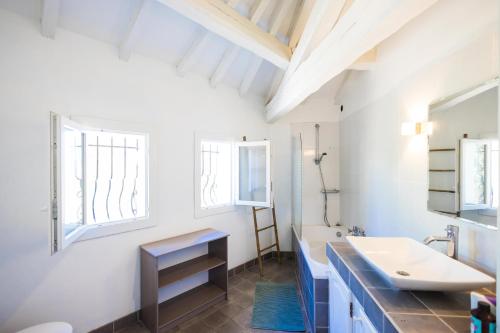 a bathroom with a sink and a mirror at Bastide des vignes, piscine privée in Trèbes
