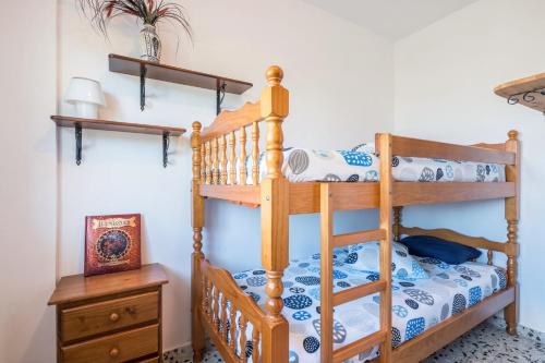 a bunk bed in a room with a bunk bed gmaxwell gmaxwell gmaxwell at Finca Alejandrina in La Guancha