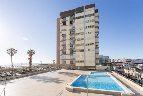 Two-bedroom beachfront with pool - Costa da Caparica