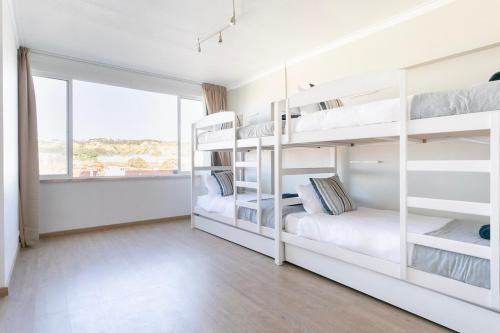 Two-bedroom beachfront with pool - Costa da Caparica