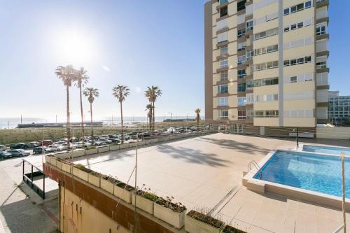 Two-bedroom beachfront with pool - Costa da Caparica
