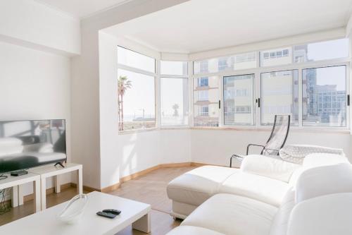 Two-bedroom beachfront with pool - Costa da Caparica