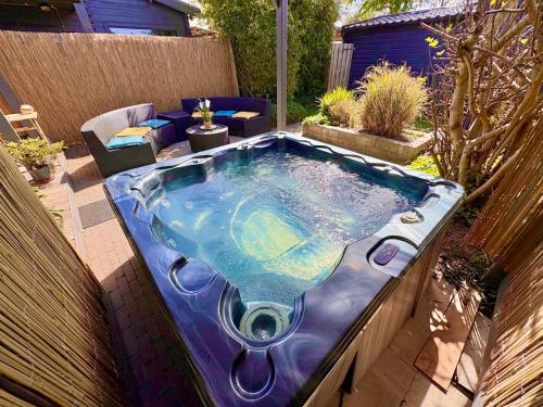 a jacuzziificialificialificialificialificialificialificialificialificialificialificial at 1001 Nights Luxury Spa Oasis with jacuzzi sauna and garden near Amsterdam in Vijfhuizen