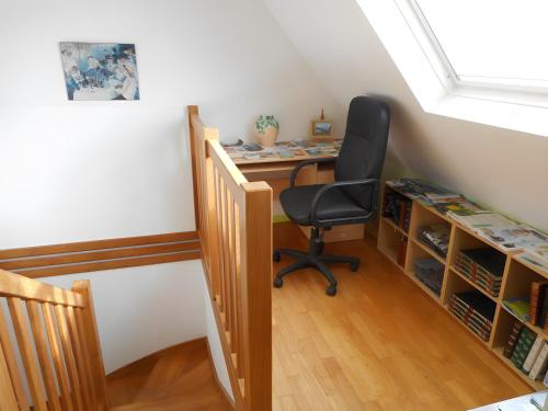 an attic room with a desk and a chair at Chambre De Convenant Hery Bihan in Coatreven