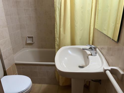 a bathroom with a sink and a toilet and a tub at Apartamento Platja Mar 2 in L'Escala
