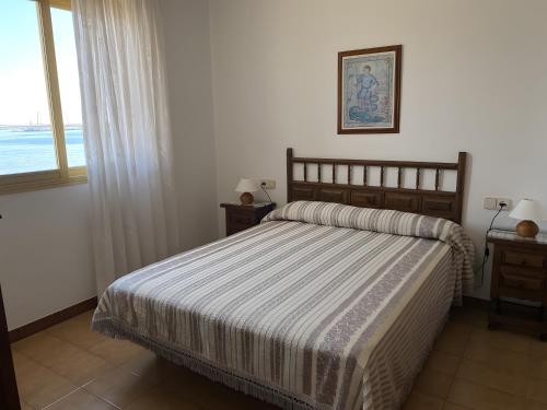 a bedroom with a bed and a window at Apartamento Platja Mar 2 in L'Escala