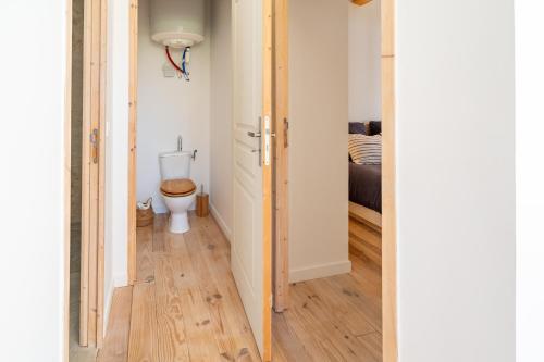a bathroom with a toilet in a room at Rose Antique in Valréas