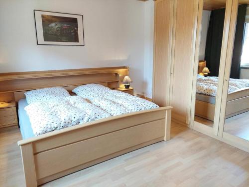 a small bedroom with a bed and a mirror at Ferienwohnung Sonnenschein in Tülau