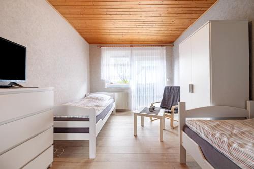 a small room with two beds and a tv at Monteurwohnung in Schwanewede
