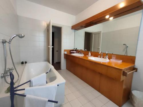a bathroom with a tub and two sinks and a bath tub at Villa Vittorio a 4km dal mare in Trebbiantico