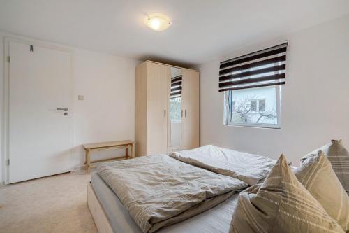 a bedroom with a large bed and a window at Baumfuchs Ferienbungalow in Wesenberg
