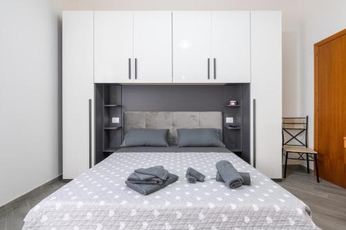 a bedroom with a bed with two towels on it at Casa Claudia in Assemini