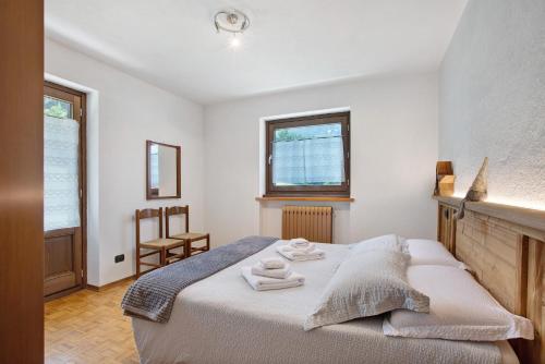 a bedroom with a bed with two towels on it at Maison Le Cré Appartamento 4 in Introd
