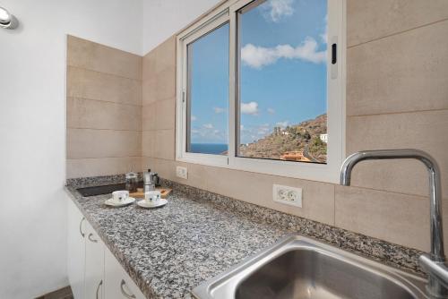 a kitchen with a sink and a window at Vivienda vacacional La Era Il in Vallehermoso