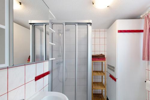 a bathroom with a shower and a toilet at Möve Aba Bungalow 62 in Rerik