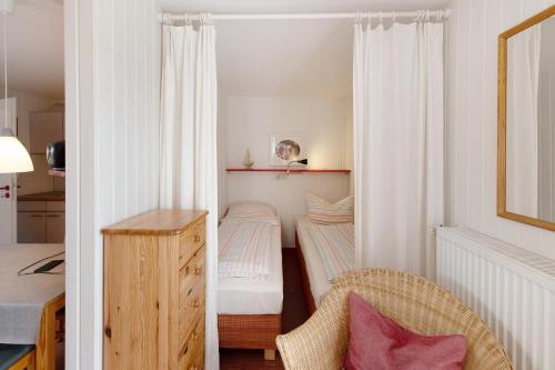 a small bedroom with two beds in a room at Möve Aba Bungalow 62 in Rerik