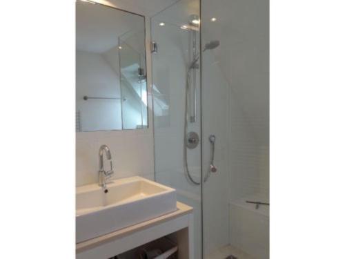 a bathroom with a sink and a shower at Sylthus-Haithabu in Wenningstedt