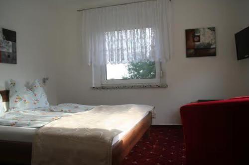 a bedroom with a bed and a window at Apartment für 3, nicht für Monteure in Niederau