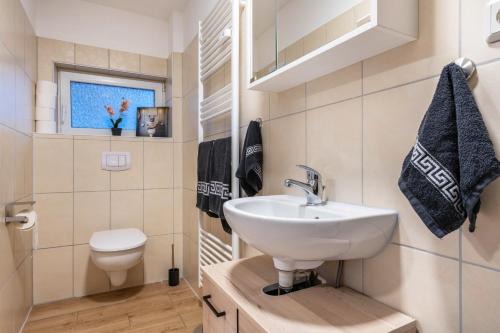 a bathroom with a sink and a toilet at Zum Waldblick in Wulsbüttel
