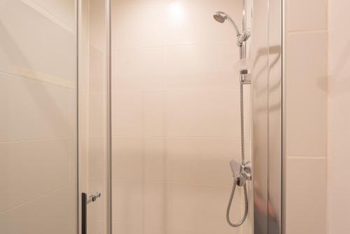 prysznic ze szklanymi drzwiami w łazience w obiekcie Studio Neuf w mieście Bagnères-de-Bigorre