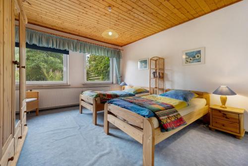 a bedroom with two beds and a window at Ferienwohnungen Kämpenberg in Dingen